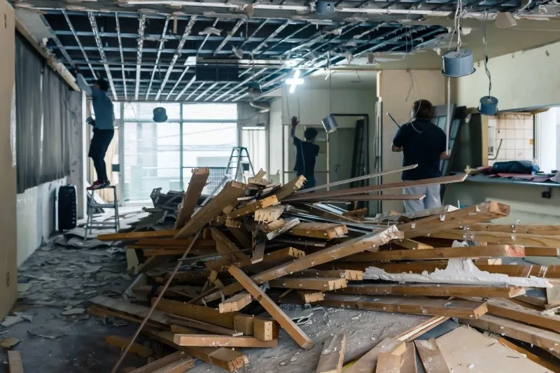 解体現場の作業員